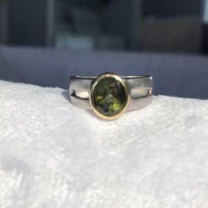 Contemporary Ring Olivine stone 18K